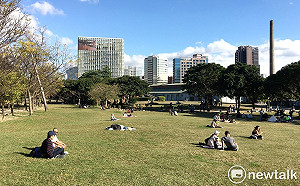 撥雲見日！鋒面減弱吹南風 鄭明典：今日天氣悶熱