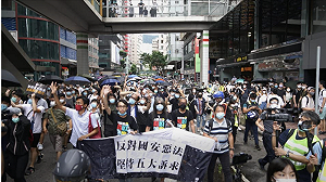 香港泛民47人出庭百位民眾上街聲援 民陣召集人陳皓桓：繼續堅持
