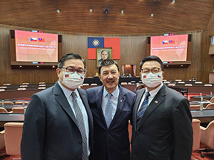 爭睹超人氣立委發鳳梨人龍綿延無盡 男神苦民所苦宣佈再發2百箱