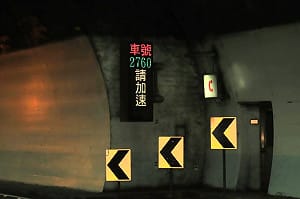 示警後仍龜速！高公局統計：雪隧至少1,500輛慢速車遭提醒2次以上
