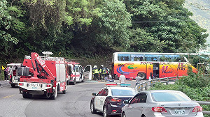 蘇花公路遊覽車自撞原因？ 公總：排除車體問題、疲勞駕駛