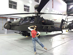 女神李蒨蓉藉鮭魚機會教育小孩 網友暴動狂發這張敬禮照