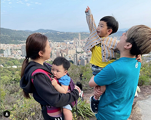 蔡阿嘎PO兒子奇葩睡相！網笑翻：像世界名畫