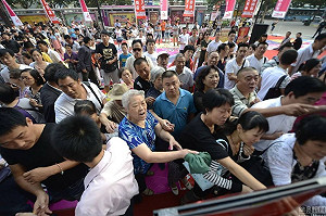(影) 哈爾濱辦路跑 還未開賽「大爺大媽」如「鬼子進村」搶光補給品