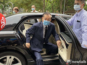 醫生建議連戰夫婦打疫苗 網友：證實AZ能打嘛！是誰說不能打的？