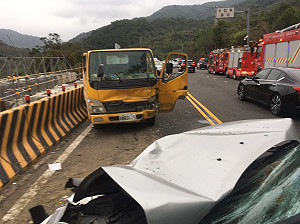 收假注意行車安全 屏東休旅車撞工程車7人受傷送醫