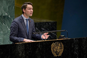 尷尬了！更衣誤啟鏡頭 加國議員視訊質詢一絲不掛