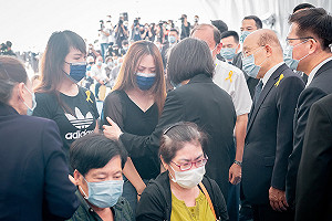 太魯閣號事故追思會蔡英文上香致意 家屬擁抱痛哭