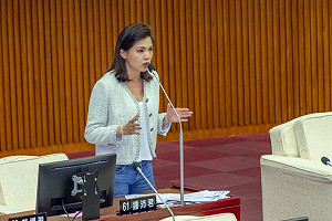 警稱潑蟑螂是消費糾紛 鍾沛君：別用可笑謊言低估民眾智商