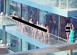 20裸女杜拜陽台一字排開曬春光 這些名模被一一起底