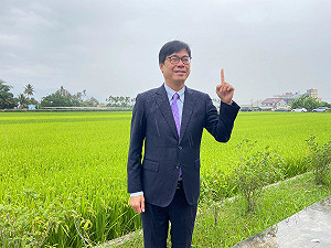 穿西裝淋雨！高屏地區大雨 陳其邁： 願雨水進集水區緩水情