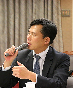 羅智強諷政府「疫苗乞丐」 黃國昌反擊：當初台灣人也沒說國民黨是乞丐政權
