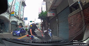 與員警車禍糾紛挨告車主不滿公審 警「不忍了」第一視角還原過程