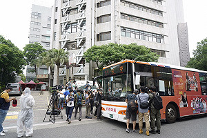 現場直擊》和平醫院2急診病患確診！防疫巴士接送22名醫護撤離