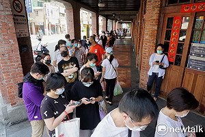 現場直擊》新冠肺炎快篩爆量 阿北清晨四點半就排隊