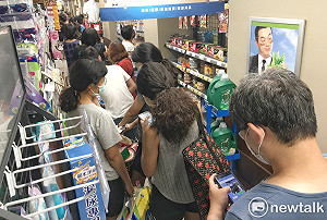 現場直擊》雙北三級警戒 民眾恐慌性採購 群聚感染風險增