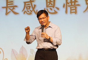 繼負壓隔離艙之後 林佳龍再號召捐3000件防護衣給殯葬人員