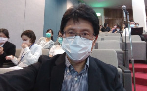 憂血栓？老年人接種AZ看這裡… 沈政男讚羅一鈞「悲天憫人的文藝青年」