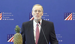 酈英傑卸任演說霸氣秀鳳梨挺台 劉仕傑 : 謝謝你 鳳梨處長!
