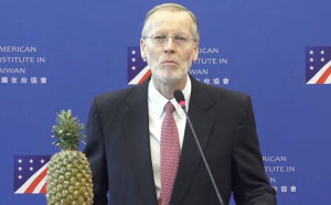 酈英傑卸任演說霸氣秀鳳梨挺台 劉仕傑 : 謝謝你 鳳梨處長!