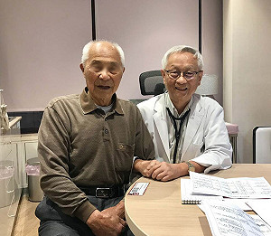 國產疫苗屢受質疑 台大醫前院長憤怒了：搖旗吶喊、充當敵人棋子！