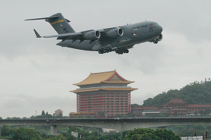 現場直擊》美跨黨派議員搭乘C-17運輸機飛抵松山機場