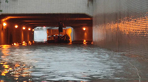 (影) 大雨淹沒地下道水深兩尺高 高雄一男受困獲救
