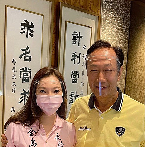 背負採購疫苗希望！曾馨瑩曝郭董「半夜說夢話都是疫苗」