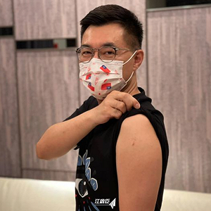 遭點名「特權」偷打AZ？趙少康嚴正駁斥 江啟臣秀「沒打疫苗手臂」聲援