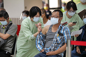 台中榮總為腎臟病友接種疫苗 專人協助黃卡書寫服務