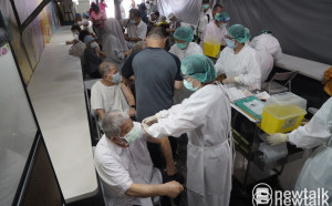 75歲以上第二劑接種率不到7成！指揮中心籲長者儘速打疫苗