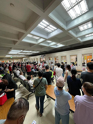 羅東聖母醫院疫苗接種區人潮群聚 縣民憂心恐成防疫破口