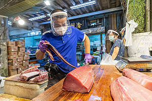 基隆崁仔頂漁市生意剩三成 林右昌：一起加油期待解封到來!