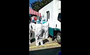 醫護烈日下癱軟被抬走！影片曝光網心疼