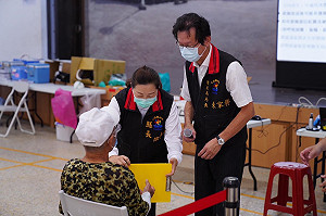 花蓮施打疫苗年齡下修 65歲以上明即可預約莫德納