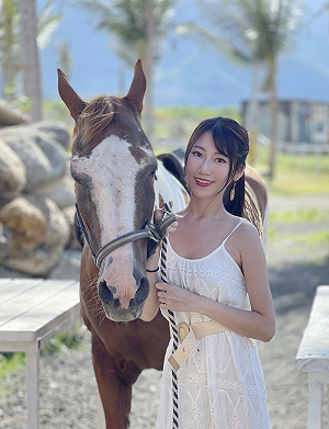 Elsa與動物合照！網直呼羨慕：想當馬