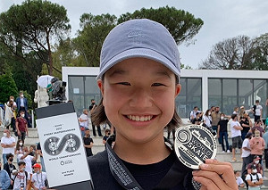 13歲女孩奪奧運金牌破日本紀錄！外媒驚：我還不能一個人出門
