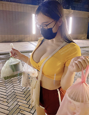 防疫依然火辣！插畫家「泥泥」性感喊話：你們要乖