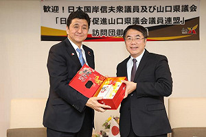 台日友好 黃偉哲送台南芒果表感謝 收日本防衛大臣致謝函