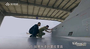 央視介紹殲10清潔方式揭露｢不能拿水直接沖｣ 網民：下雨天不能飛？