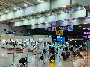 疫情致船員滯留海上 外交部專機助105名印尼籍船員返國