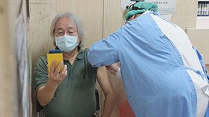 馮光遠打高端精神飽滿 分享4副作用反嘲：也許該學楊志良偷打AZ