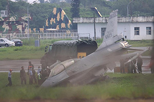 F16戰機衝出跑道 國防部：2位飛行官平安 無大礙