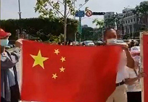 中媒稱台灣集體舉五星旗慶BNT到貨 網民酸：就這幾個人叫台民眾？
