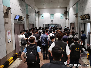 黑幫砍殺衝進警局無法忍 香港大掃黑 4天動員2800人逮捕近300名嫌犯