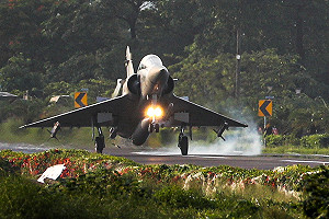 共機六度襲擾西南空域 挑釁佳冬戰備道起降意味濃