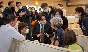 親赴殯儀館向城中城罹難家屬致哀 賴清德: 深感難過與不捨