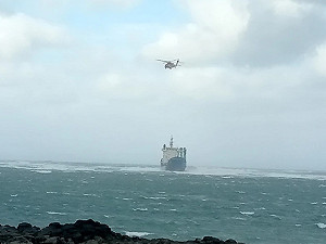 巴拿馬貨輪機械故障漂流擱淺澎湖吉貝海域 14船員吊掛獲救
