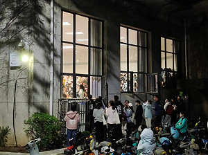 (影) 不惜爬牆、掛窗台也要聽！武漢大學開「這堂課」 引爆學生「蹭課」潮