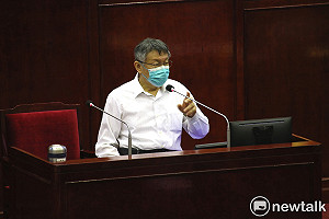 簡舒培要柯文哲複誦「四個堅持」 邱臣遠批 : 威權復辟 「綠衛兵」再現